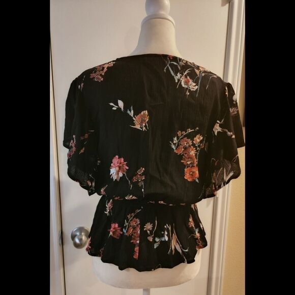 Black Floral Peplum Blouse size M - Picture 2 of 2